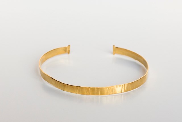 Bracelet-doré-or-fin-carats-choker-Bresma-bijoux-femme-torque-schiste