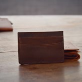 porte-cartes en cuir marron foncé