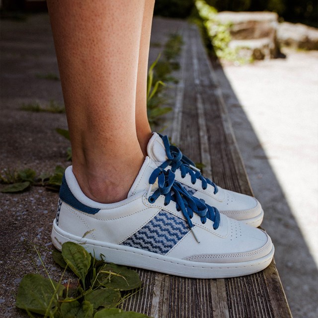 Sneakers en cuir blanc crème et tissage bleu réalisé à la main - Ky Co 9