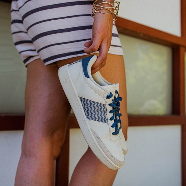 Sneakers en cuir blanc crème et tissage bleu réalisé à la main - Ky Co 10
