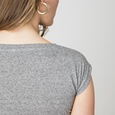 t-shirt-ecclo-gris-échancré-femme-Made-in-France-et-coton-upcyclé-recyclé-dreamact-épaule