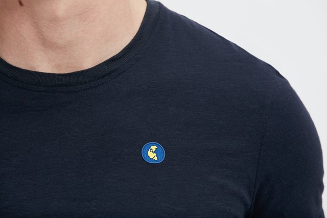 t-shirt-ecclo-homme-bleu-Made-in-France-et-coton-upcyclé-recyclé-dreamact-logo