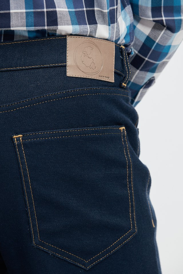pantalon-jean-ecclo-homme-bleu-Made-in-France-et-coton-upcyclé-recyclé-dreamact-logo