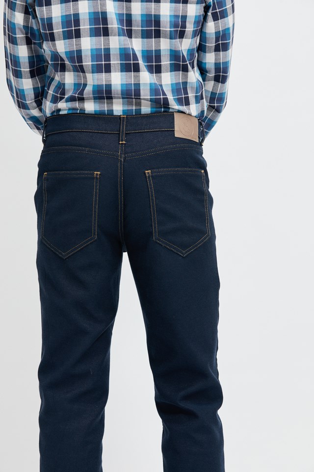 pantalon-jean-ecclo-homme-bleu-Made-in-France-et-coton-upcyclé-recyclé-dreamact-zoom-arrière