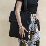 sac bandoulière réversible écologique en chanvre upcyclé - Samanatha Ébène porté