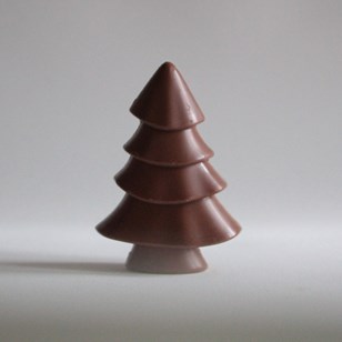 Sapin de Noël Chocolat au lait sur son jardin de mini-tablettes