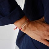 bracelet argent bordeaux orange sur poignet femme