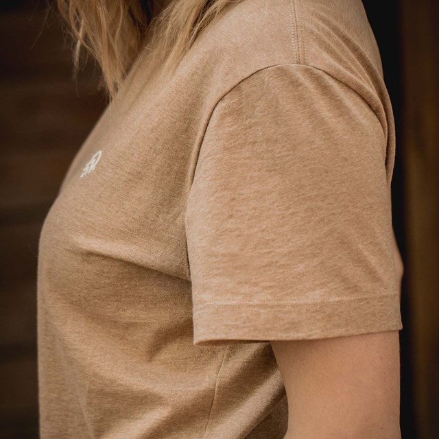 détail de la manche du t-shirt ampato pour femme en coton bio non teint