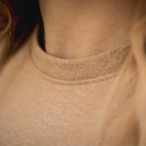 détail du col du t-shirt ampato pour femme en coton bio non teint