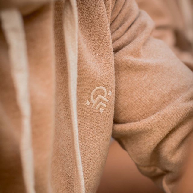 zoom sur les détails du hoodie alpamayo en coton bio non teint