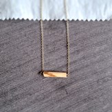 collier minimaliste avec pendentif bois