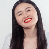 Rouge à lèvres naturel et soin Pomponne teinte Orange Sixties portée par Xin