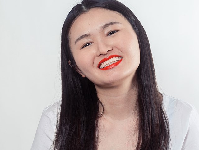 Rouge à lèvres naturel et soin Pomponne teinte Orange Sixties portée par Xin