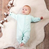 Bébé portant le pyjama bleu lagon en coton bio