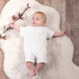 Bébé portant le combishort en maille ajourée en coton bio