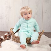 Bébé portant le pyjama bleu sans pieds interlock en coton bio