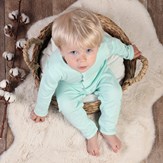 Bébé portant le pyjama bleu sans pieds interlock en coton bio