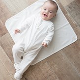 Bébé portant le pyjama en maille ajourée en coton bio