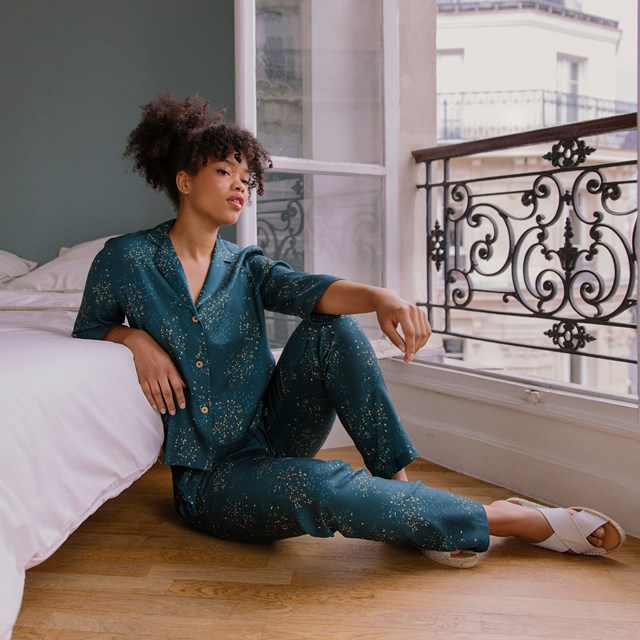 Nêge Paris - Pyjama femme Rue des Etoiles chemise pantalon avec un motif vert et orange