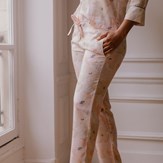 Nêge Paris - Pyjama femme Divine Idylle chemise pantalon rose poudré avec un motif fleuri