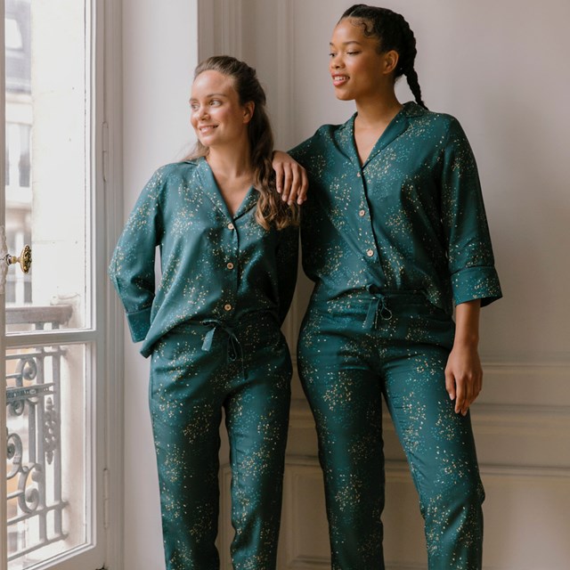 Nêge Paris - Pyjama femme Rue des Etoiles chemise pantalon avec un motif vert et orange