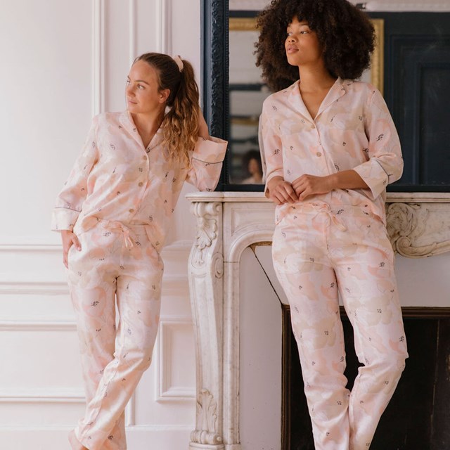 Nêge Paris - Pyjama femme Divine Idylle chemise pantalon rose poudré avec un motif fleuri