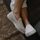 chausson femme en laine recyclée Beige Silver Pink vue portée jambes croisées