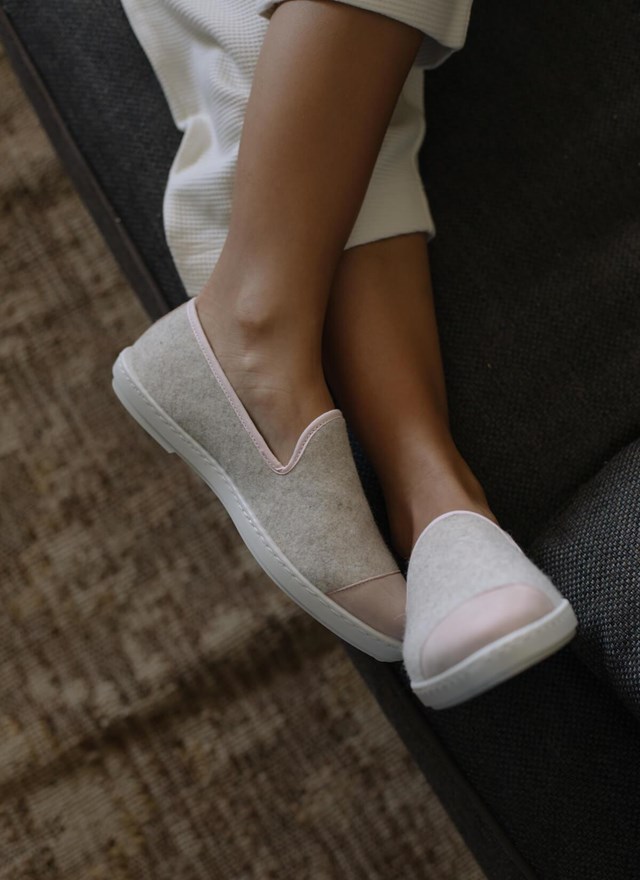chausson femme en laine recyclée Beige Silver Pink vue portée jambes croisées