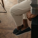 chausson homme en laine recyclée Grey Flag vue portée de profil jambes croisées