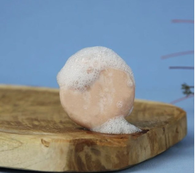 shampoing solide granit Rose : mousse fine n'assèche pas les cheveux car enrichi en beurre de karité
