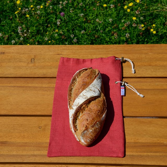 Sac à pain le pochon rouge avec pain de campagne