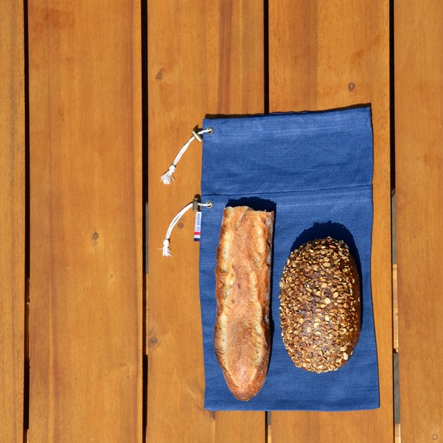Sac à pain le pochon bleu avec demi baguette et pain nordique