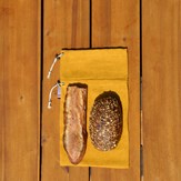 Sac à pain le pochon jaune avec demi baguette et pain nordique