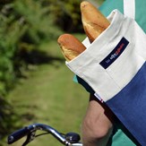 Sac à pain le baroudeur bleu porté par un homme à vélo