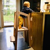 Enfant debout sur tour d'observation montessori modèle simple