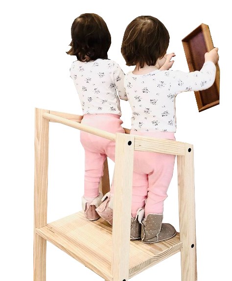 Deux enfants sur la tour d'observation montessori double en bois