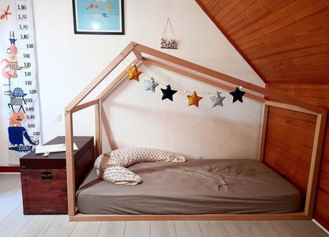 Lit cabane montessori 90x190 cm en bois pour chambre sous pente