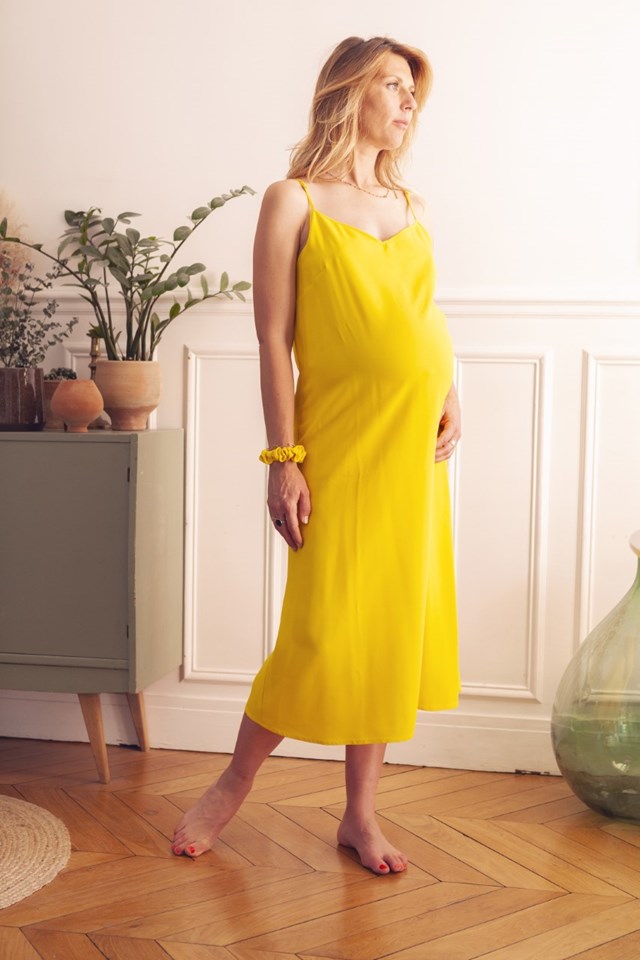 Naissance publique robe de grossesse jaune esprit lingerie fabriquée en France dans un tissu upcyclé