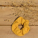 Chouchou en lin jaune avec bouquet de lin séché