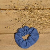 Chouchou bleu et bouquet de lin