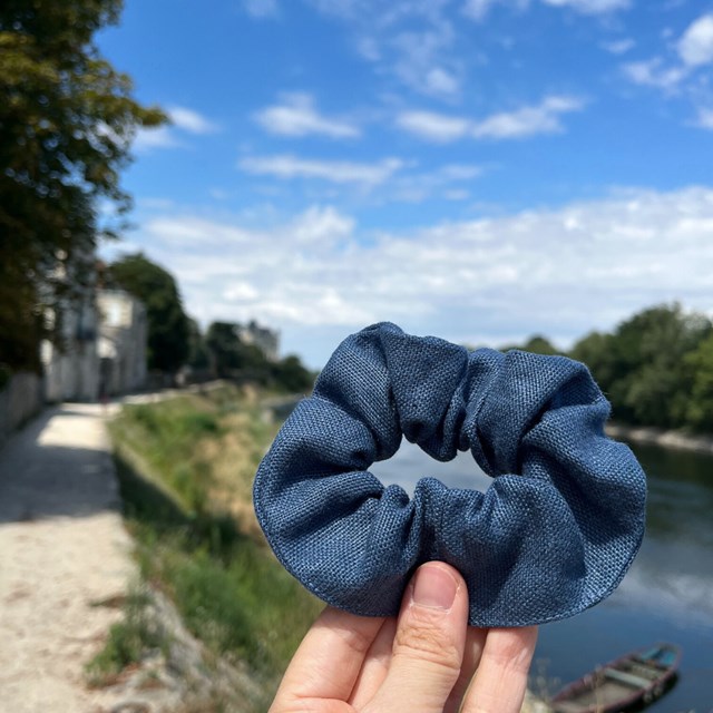 Chouchou bleu en lin en bords de Loire