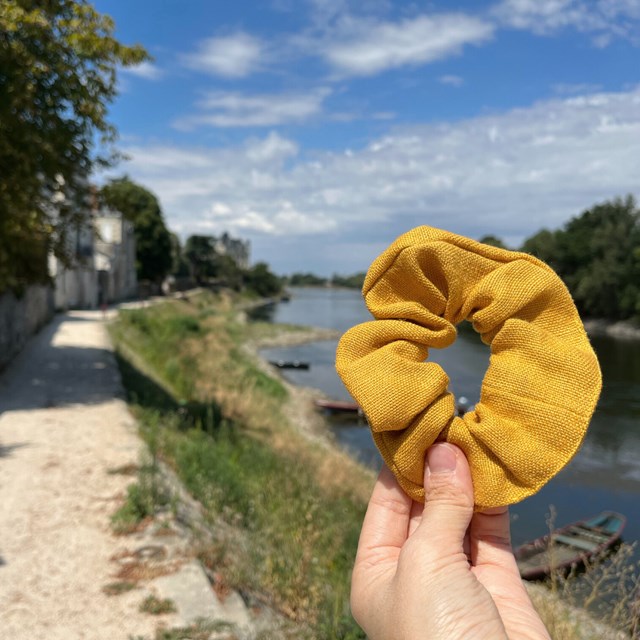 Chouchou en lin jaune en bords de Loire