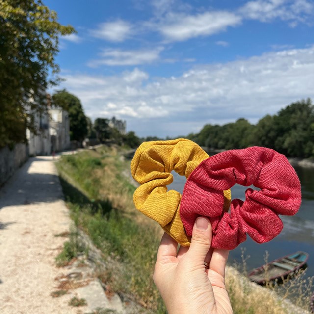 Duo de chouchous en lin jaune et rouge en bords de Loire