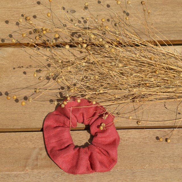 Chouchou en lin rouge et bouquet de lin