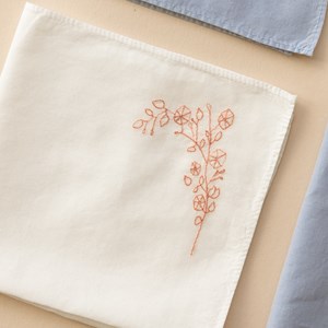 Le mouchoir en coton bio, fait à Cholet. Blanc brodé fleur.