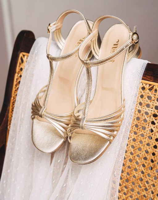 sandales dorés avec un talon de 5.5 cm avec un jeu de lanière sur le devant, fabriqué au Portugal